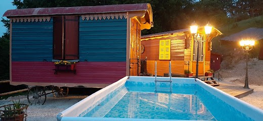 Gîte roulottes de L'alchimiste - avec sauna nordique _ étape de charme, Gîte à Montjoie-en-Couserans