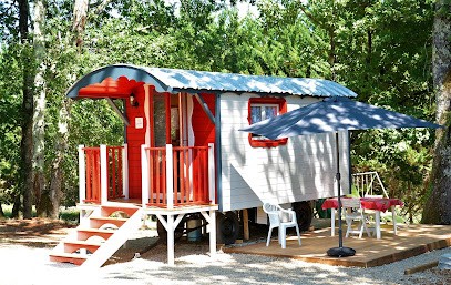 Gîtes Mérilhac : Location De Vacances Dans 2 Gites, 2 Chalets Et 1 Hébergement Insolite En Roulotte Pour 2 à 8 Personnes, Avec Jardin, Terrasse Et Piscine, Proche Cahors, à Puy L’Évêque Dans Le Lot, Occitanie, Gîte à Puy-l'Évêque
