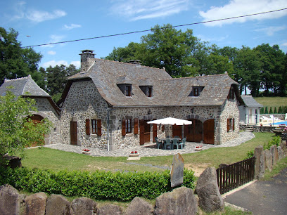 Gite Des Chênes Dorés : Location 8 Personnes, Piscine Chauffée Proche Aurillac, Laguiole, Aveyron, Occitanie, Gîte à Lacroix-Barrez