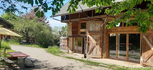 Le Repaire: Grange insolite, Gîte à Merlas