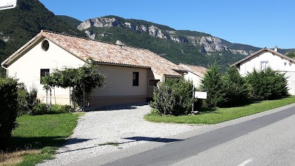 la petite maison 05, Gîte à Trescléoux