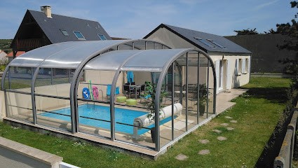 Gîte Mer et piscine: Location de vacances en bord de mer avec piscine couverte et chauffée face à Jersey - Manche Normandie, Gîte à Surtainville