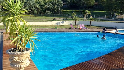 La Colline Aux Chalets, Gîte à Saint-Chamarand