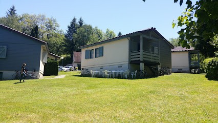 Village Vacances la Forêt - Domaine du Val de Cère, Gîte à Laroquebrou
