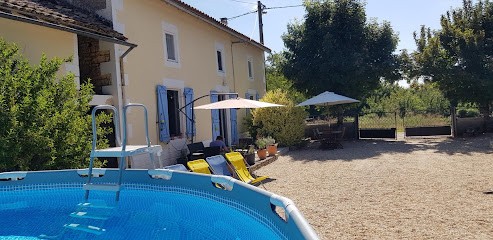 Gîte Saint Macoux - Les Volets Bleus, Gîte à Saint-Macoux