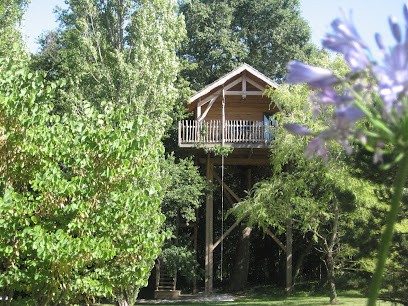 Gites Et Cabane Perchée De Leuze, Gîte à Saint-Sornin