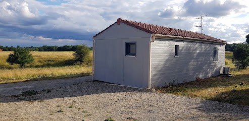 La Petite Maison Dans La Prairie, Gîte à Monbalen