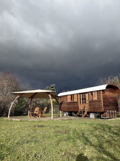 La Roulotte De La Lierre, Gîte à Fillinges