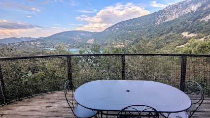 Cabanes et Lodges du Belvédère, Gîte à Serrières-sur-Ain