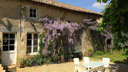 Au Logis Des Charmilles : Location De Vacances Dans Gîte De Charme Authentique Au Calme à La Campagne , Relais étape De Tourisme équestre Avec Pension Pour Chevaux Poitou-Charentes (Deux-Sèvres) En Nouvelle-Aquitaine, Gîte à Montalembert