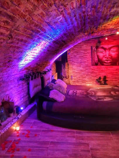 Loveroom: Suite,chambre Appartement Insolite Spa Jacuzzi Privatif Chambres D Hôtes Valenciennes Nord Nuitée En Amoureux, Gîte à Valenciennes