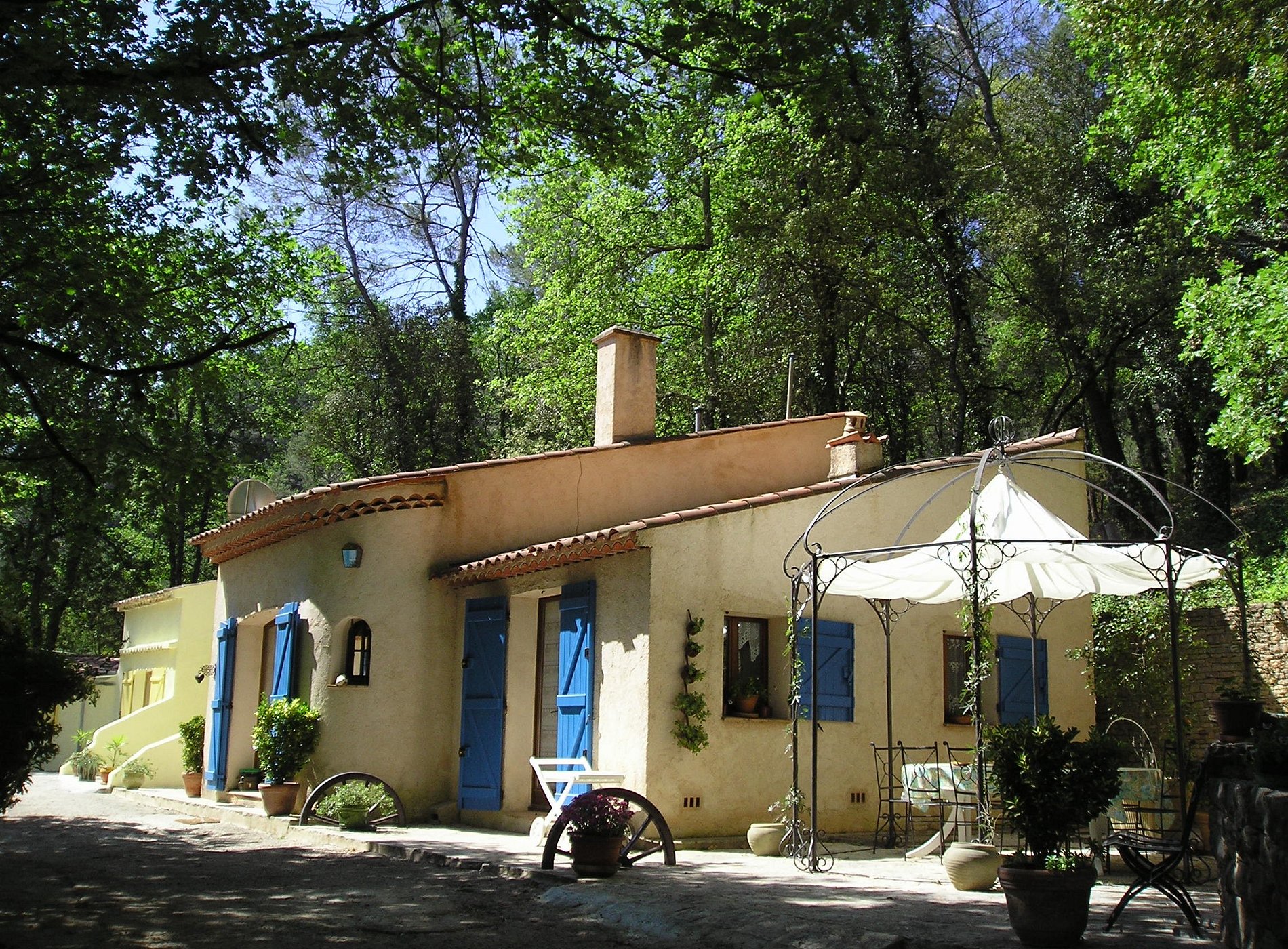 Domaine De La Provenç'âne Caroline Et Gérard Massel, Gîte à Salernes