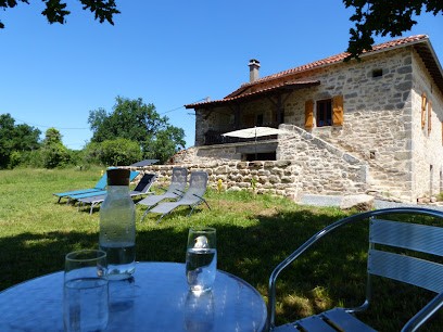 Gîte L'Oustalou, location saisonnière en pleine nature entre Figeac et Gramat dans le Lot, Gîte à Saint-Bressou