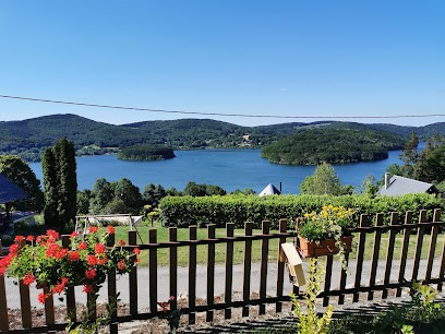 Les Chalets du Lac Laouzas, Gîte à Nages