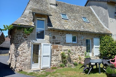 La Maison d'Angèle : Location gite avec piscine dans le Cantal en Auvergne-Rhône-Alpes, Gîte à Vitrac
