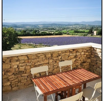 Gîte Mas St Victor : Location gite de charme avec terrasse, vue sur les champs de lavande et le Mont Ventoux, situé à Bonnieux dans le Luberon Vaucluse, Provence-Alpes-Côtes-d’Azur | Exploitation de Miel et Lavande, Gîte à Bonnieux