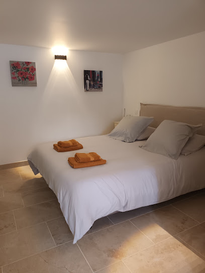 La Petite Maison Rue De L'église 89310 Noyers, Gîte à Noyers