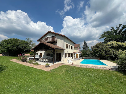 Gîte De Groupe Beaujolais Bleu - Grand Gîte Lac Des Sapins - Piscine & Jacuzzi, Gîte à Saint-Jean-la-Bussière