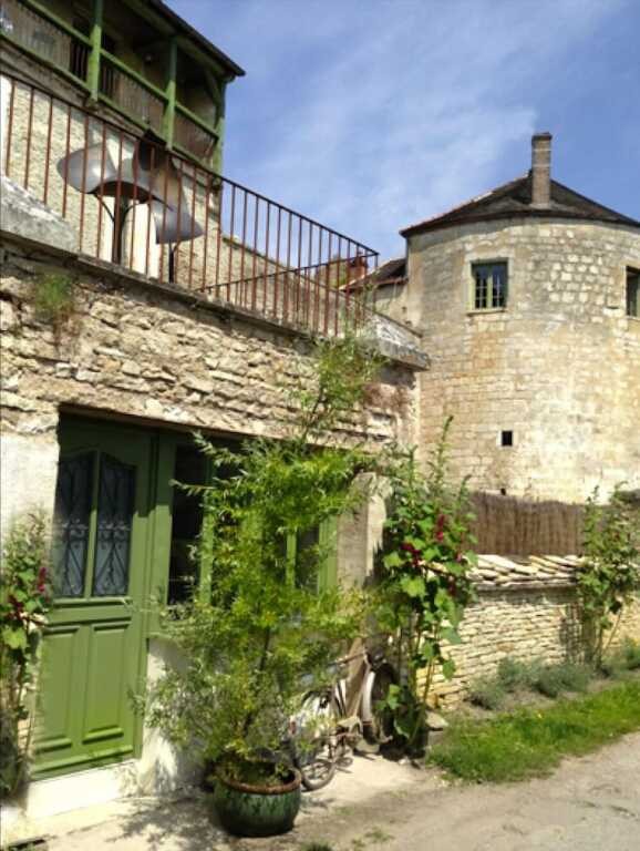La Tour Madame Côté-Serein, Gîte à Noyers