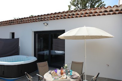 Verdon, La Cigale Se Prélasse Aux Lacs Du Verdon Et Dans Le Jacuzzi, Gîte à Régusse