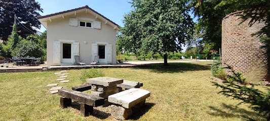 Gite La Tour De Plumont, Gîte à Dole
