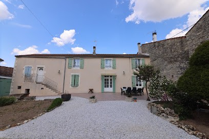 belle maison de campagne et son marronnier, Gîte à Luxé