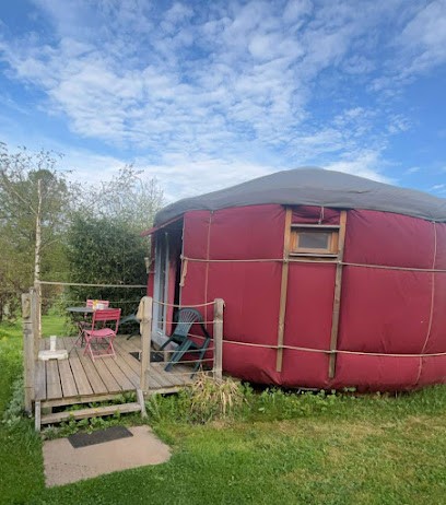 Les Yourtes De Recoleine, Gîte à Nébouzat