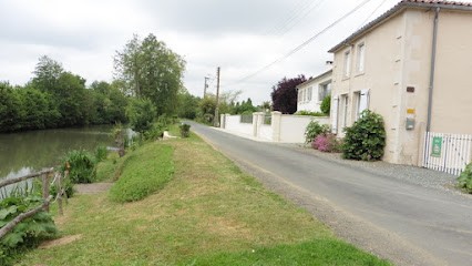 Cottage At Clovis & Charlotte, Gîte à Damvix