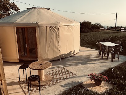 Yourte des Cardelles, Gîte à Blandin