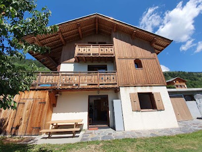 La Cabane Aux Louveteaux, Gîte à La Léchère