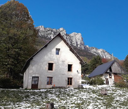 Le Rajon: location grand gîte rustique de groupes 15 personnes dans les Alpes, Gîte à Lumbin