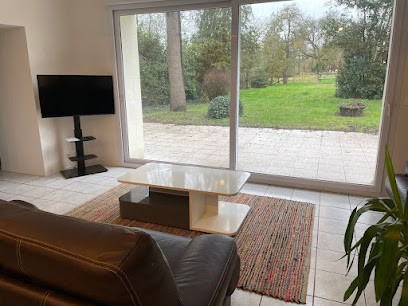 Le Cèdre du Prieuré - Gîtes de France, Gîte à Montreuil-le-Henri