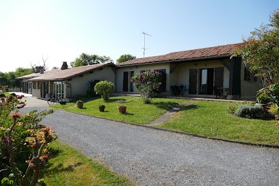 LES COTEAUX DU LAC- Location De Gîtes Dans Le GERS, Gîte à Cazaubon