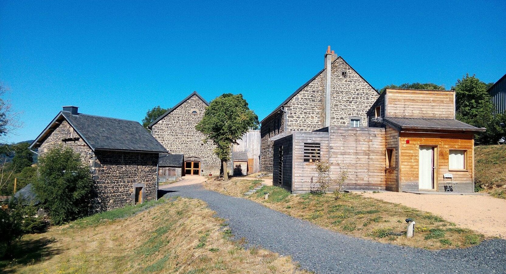 Les Volca'lodges De Tournebise, Gîte à Saint-Pierre-le-Chastel