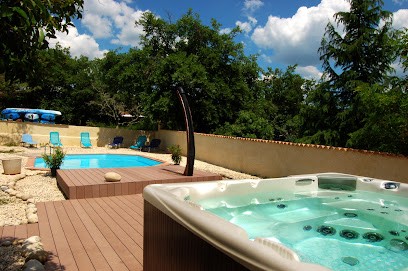 Gîtes Le Petit Bois Ruoms : Location avec piscine/spa chauffée, proche du Pont d'Arc et de la Grotte Chauvet, Ardèche, Gîte à Ruoms