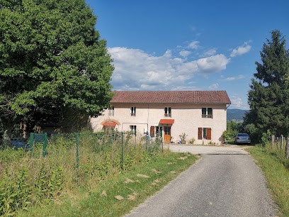 La grange Berlier : Location chambres d’hôtes et gites pour 5 à 7 personnes, avec terrasse, jardin, parc, situés à Varambon dans l’Ain, Auvergne-Rhône-Alpes, Gîte à Varambon