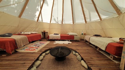 Le Tipi des Belles Eaux au Château de Belaygues, Gîte à Labastide-Saint-Pierre