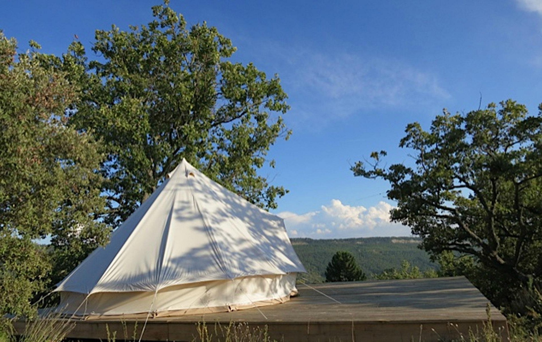 Les cabanes du bois basalte, Gîte à Manzat