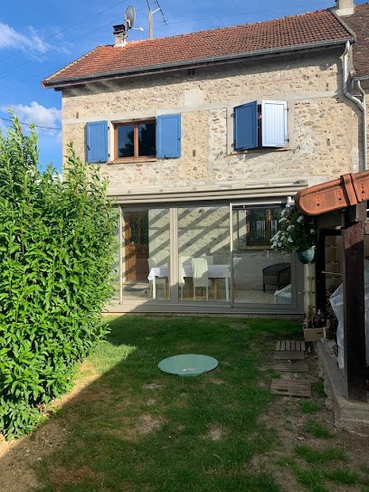 Gîte La Maison aux volets Bleu, Gîte à Beton-Bazoches