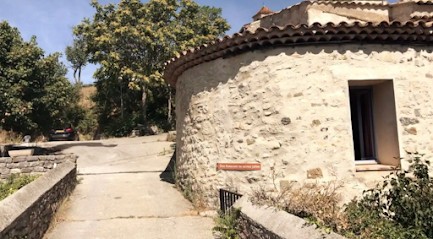 La Petite Tour de Pierrefeu, Gîte à Sainte-Jalle