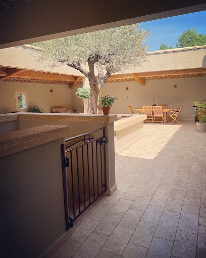 Location Grand Gite Bouches du Rhone 13 avec piscine, Gîte à Grans