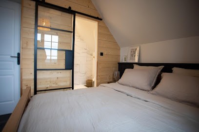 En Face, par Aux Cabanes, Gîte à Grand-Laviers