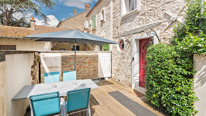 Gite Du Clocher De Réau, Gîte à Réau