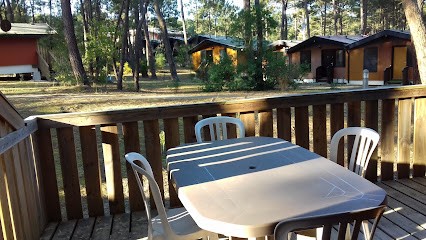 Chalet Sous Les Pins, Gîte à Carcans