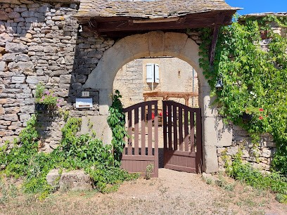 Le Manoir d'Ajas (Gîte le Roc-Gîte la Tour), Gîte à Saint-Laurent-d'Olt