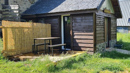 Les Cabanes Du Cézallier, Gîte à Compains
