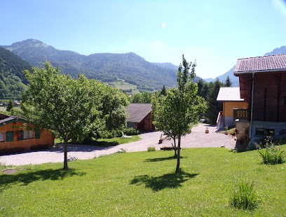 3 CHALETS ESPRIT SAVOYARD, Gîte à Vacheresse