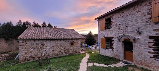 Domaine Des Terres Du Milieu, Gîte à Châteldon