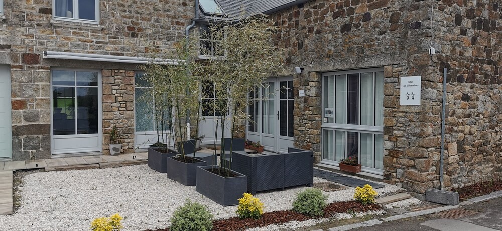 GÎTES LES 2 HERMINES, Gîte à Mont-Dol