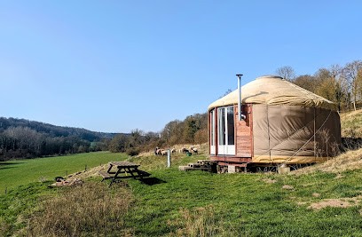Les yourtes à la ferme Les Reines des Prés, Gîte à Méréaucourt